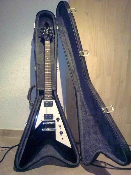 MULTIEFECTOS DE GUITARRA, OTRO DE VOZ, MARSHALL VALVESTATE Y GUITARRA EPIPHONE FLYING V