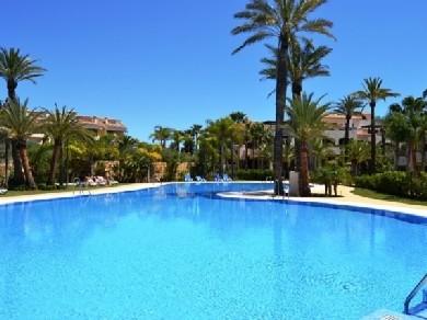Apartamento con 2 dormitorios se vende en Marbella, Costa del Sol
