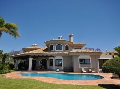 Chalet con 5 dormitorios se vende en Marbella, Costa del Sol