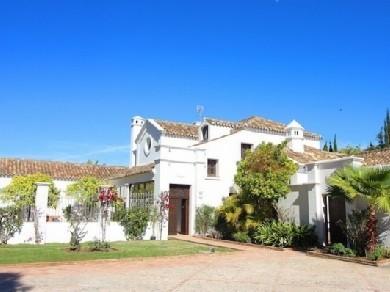 Chalet con 6 dormitorios se vende en Marbella, Costa del Sol