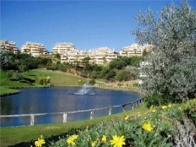 Apartamento con 2 dormitorios se vende en Marbella, Costa del Sol