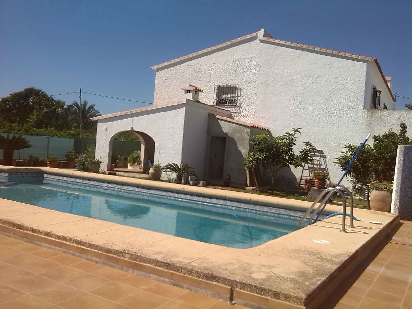 Se alquila Casa de campo con piscina y grande terraza