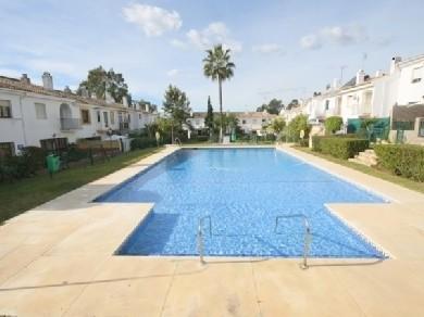 Adosado con 5 dormitorios se vende en Estepona, Costa del Sol