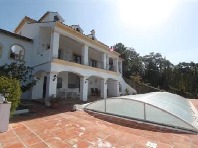 Chalet con 4 dormitorios se vende en Casares Costa, Costa del Sol