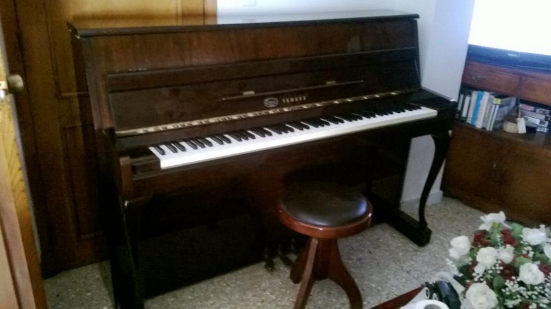 se vende piano yamaha  M1S