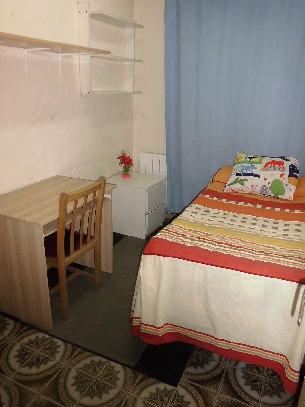 Alquilo habitación para persona sola con wifi a 260 euros con gastos incluidos