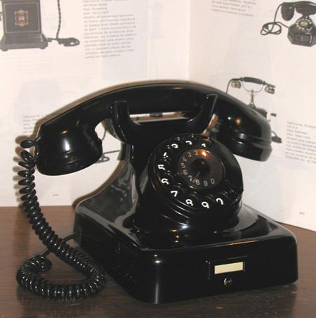 Antiguo teléfono de baquelita, años 50