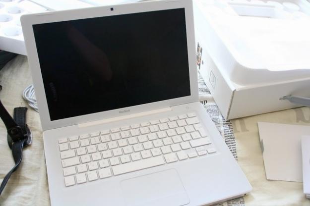 Apple macbook white