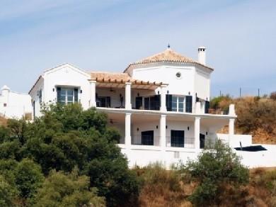 Chalet con 2 dormitorios se vende en Benahavis, Costa del Sol