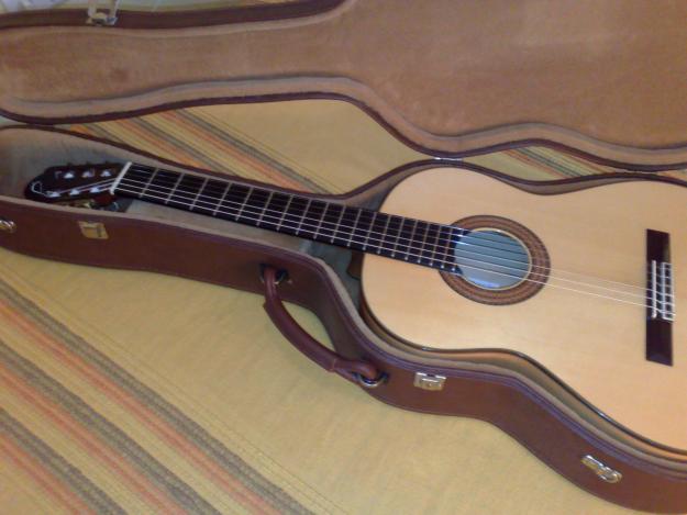 guitarra flamenca nueva de jose rodriguez 400€ con estuchede polipiel