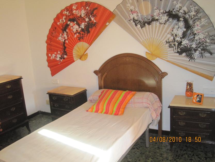 habitacion para chica 130 euros.