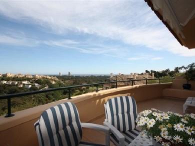 Apartamento con 2 dormitorios se vende en Marbella, Costa del Sol