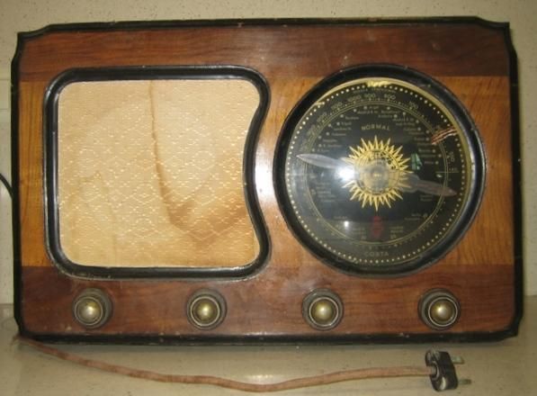 PRECIOSA RADIO CLASICA ANTIGUA DE MADERA