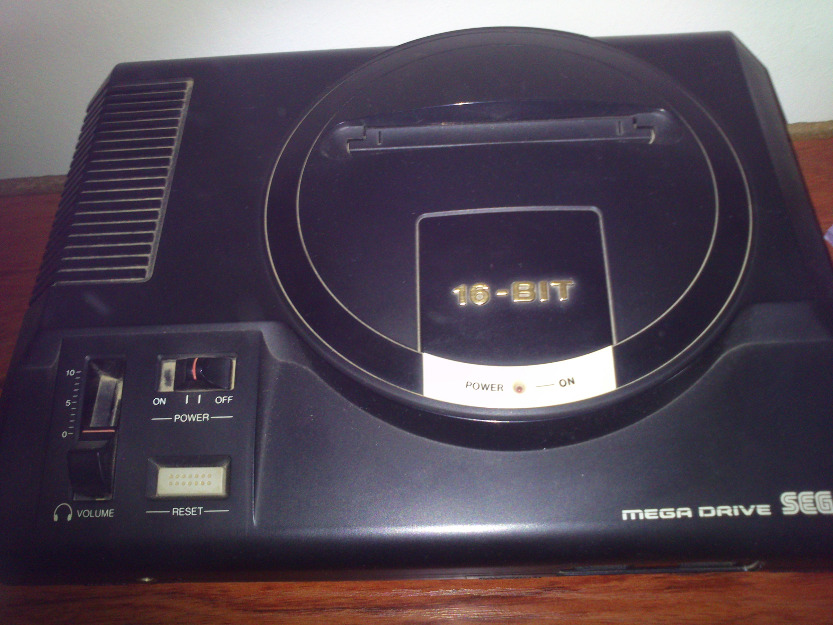 Video Consola Megra Drive Sega con juegos y mandos.