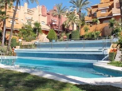 Adosado con 3 dormitorios se vende en Marbella, Costa del Sol