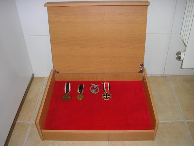 Caja / expositor para coleccion medallas militares