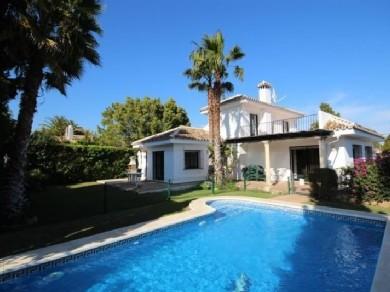 Chalet con 4 dormitorios se vende en Estepona, Costa del Sol