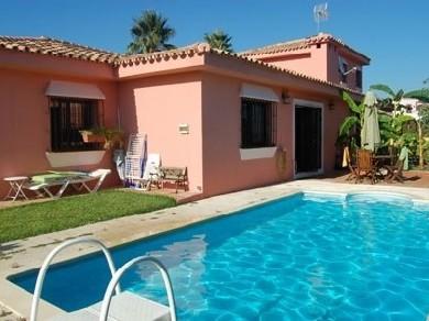 Chalet con 4 dormitorios se vende en Marbella, Costa del Sol