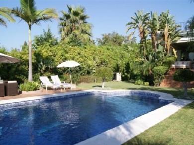 Chalet con 5 dormitorios se vende en Estepona, Costa del Sol