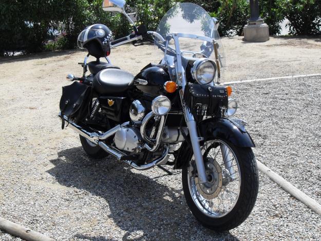 honda shadow  vt 125 negra
