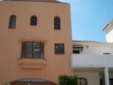 Adosado con 4 dormitorios se vende en Benahavis, Costa del Sol