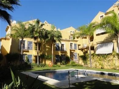 Apartamento con 2 dormitorios se vende en Marbella, Costa del Sol