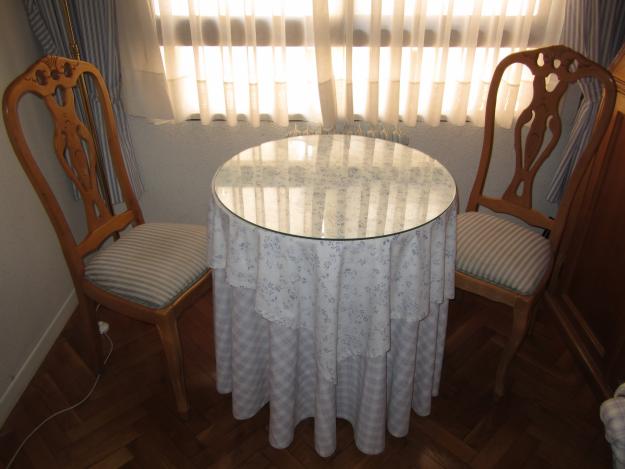 Juego de mesa y sillas