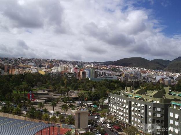 SE ALQUILA HABITACIÓN EN LAS RAMBLAS DE SANTA CRUZ DE TENERIFE, EN UN MAGNÍFICO ÁTICO CON ESPLÉNDIDAS VISTAS.