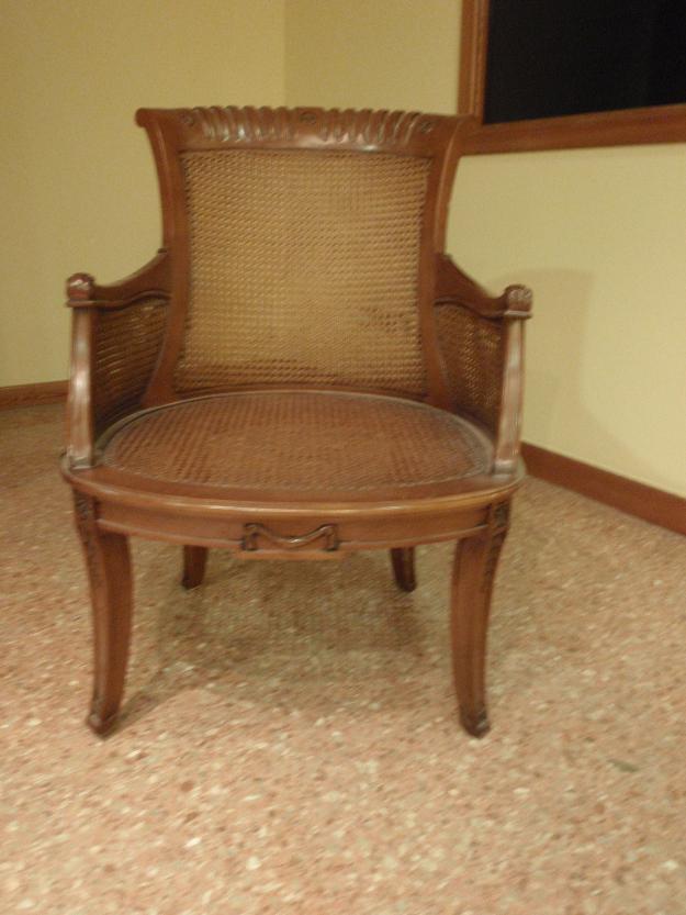 Elegante butaca clásica robusta de nogal en Valencia.