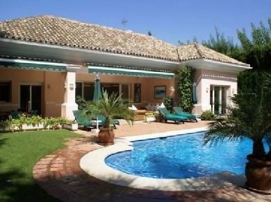 Chalet con 5 dormitorios se vende en Marbella, Costa del Sol
