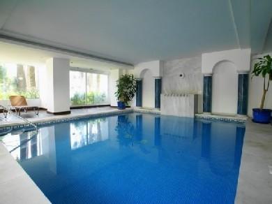 Apartamento con 2 dormitorios se vende en Marbella, Costa del Sol