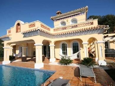 Chalet con 4 dormitorios se vende en Marbella, Costa del Sol