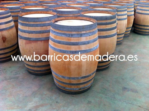 Barricas usadas para decoración