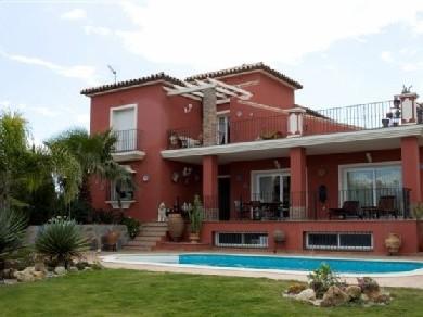 Chalet con 5 dormitorios se vende en Casares Costa, Costa del Sol