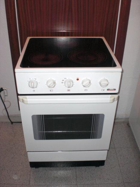 Horno con cocina vitrocerámica eléctrica.