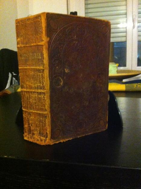 Santa Biblia de 1864 encuadernada en piel
