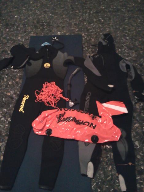 2 trajes de submarinismo semisecos nuevos + tubo + boya