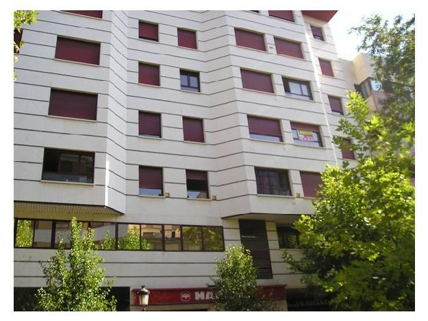 Vivienda situada en el corazón de la ciudad, edificio seminuevo con garaje independiente y todos lo extras.