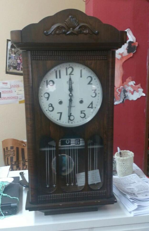 Reloj de pared de madera antiguo con pendulo. muy decorativo. barato.decorativo