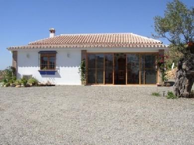 Chalet con 3 dormitorios se vende en Alora