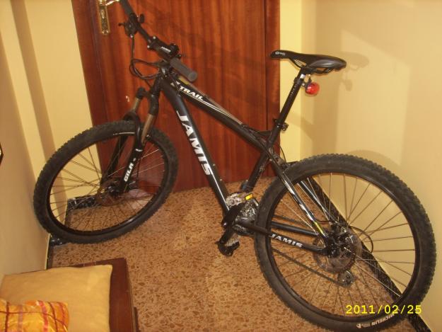 bicicleta enduro JAMIS X-TRAIL y accesorios