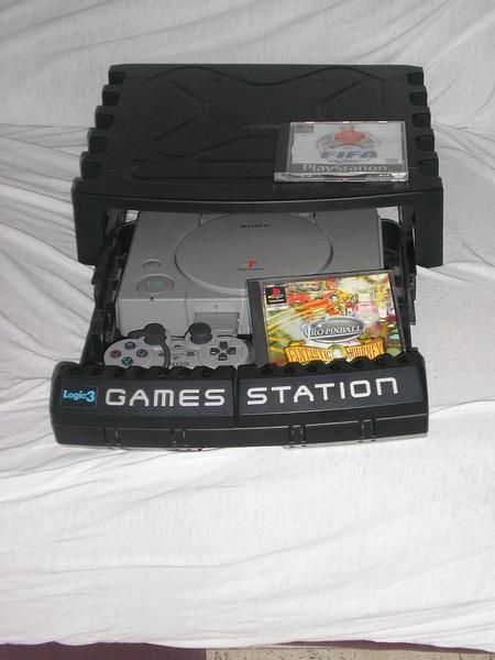 SE VENDE PLAY STATION CON JUEGOS ETC...