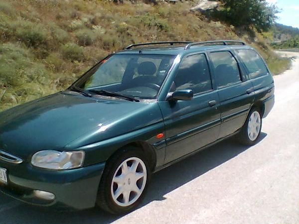 Se vende Ford Escort Ghia Familiar 16V 1.600cm, 120.000km, IMPECABLE, del 1998. Gasolina. Tiene A.C, ESP, ABS, Retroviso