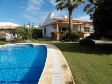 Chalet con 4 dormitorios se vende en Benajarafe, Costa del Sol