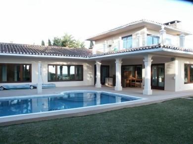 Chalet con 5 dormitorios se vende en Marbella, Costa del Sol