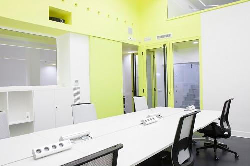 Oficina privada dentro de espacio coworking