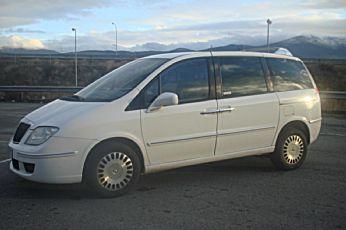 Coche adaptado con rampa