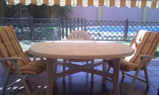 Mesa de terraza de resina en buen estado + silla gratis