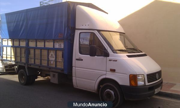 camion con caja abierta y lona