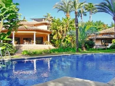 Chalet con 5 dormitorios se vende en Marbella, Costa del Sol
